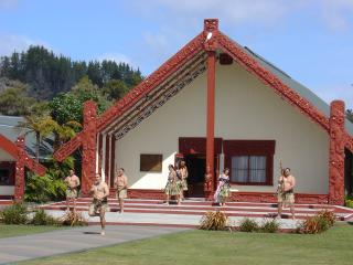 Rotorua: Maori-Vorfuehrung: Begruessungsritual