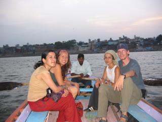 Varanasi: Bootstour auf dem Ganges mit Nele, Selene, Elif und Jasmin (macht Foto)