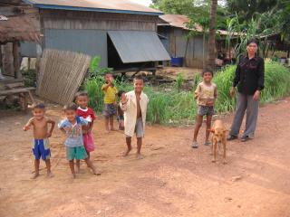Laos: Winkende Kinder am Strassenrand