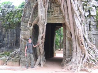Siem Riep/Angkor: Die Baumwurzeln haben diesen Durchgang durchwachsen