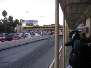 Tijuana: An der Grenzstation ist bei Autos und Fussgaengern viel los